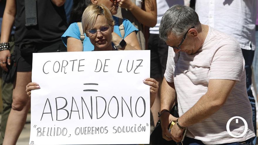 Turnos frente al transformador y protestas en el Ayuntamiento: así siguen luchando por la luz en Encinares de Alcolea
