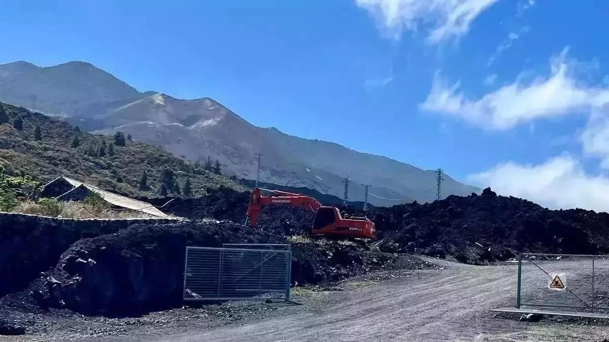 Imagen de archivo de un tramo de la carretera LP-2 afectado por una colada del volcán.