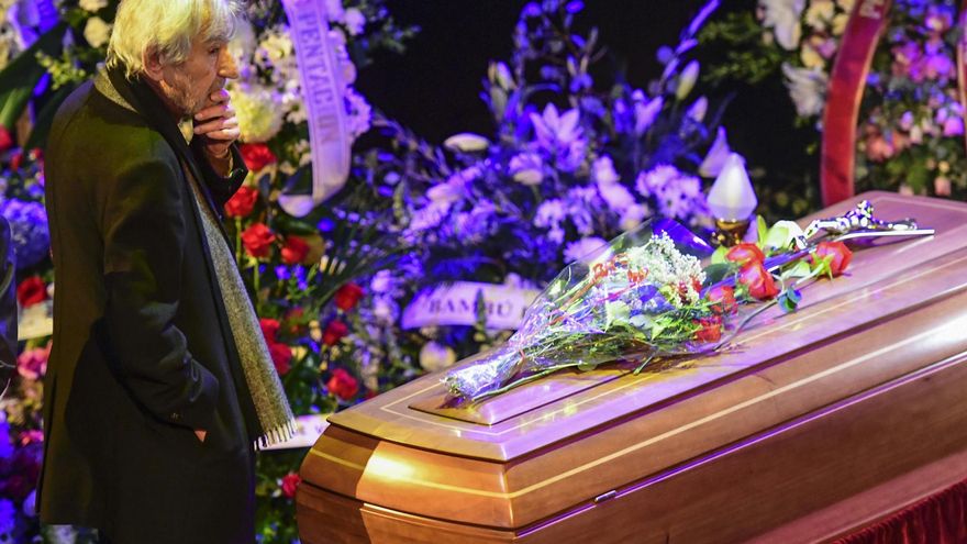 Personalidades de la cultura y la política acuden a la capilla ardiente de Concha Velasco en el Teatro La Latina