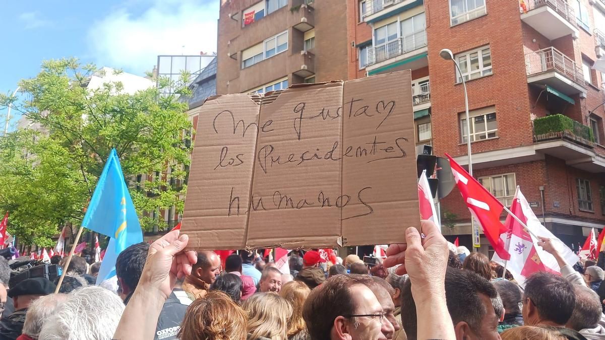 Movilización de apoyo a Pedro Sánchez a las puertas de la sede del PSOE en Ferraz.