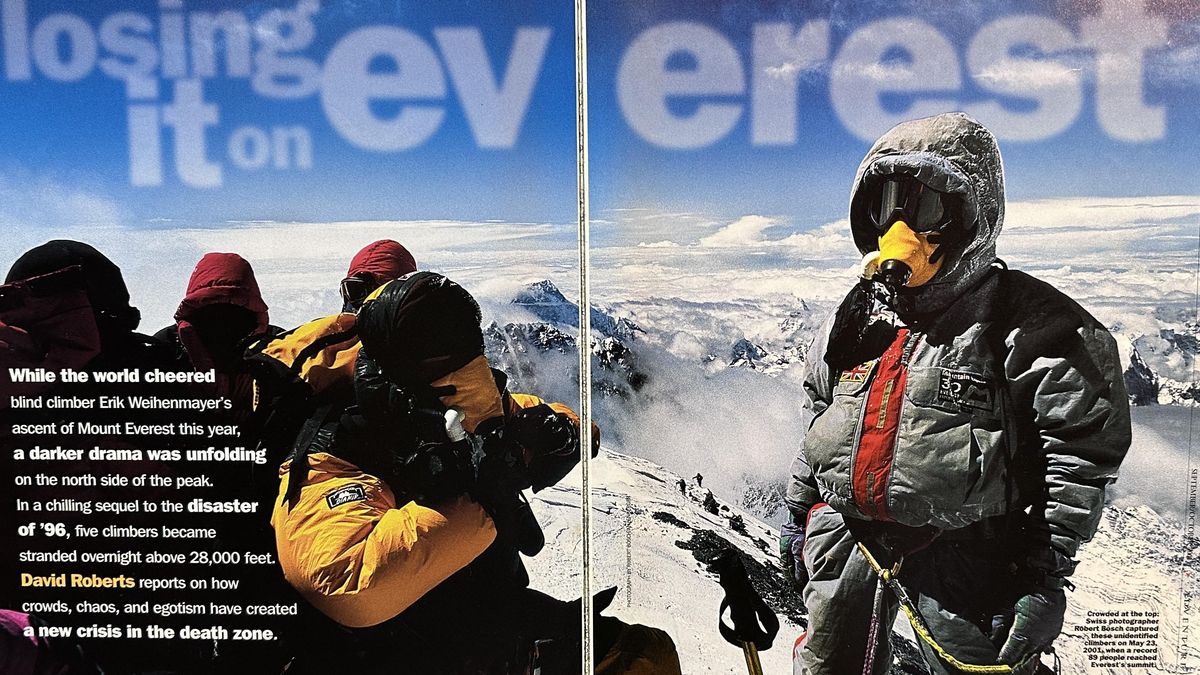 Pliego de revista donde aparece Mikel Álvarez y su sherpa en la cima del Everest