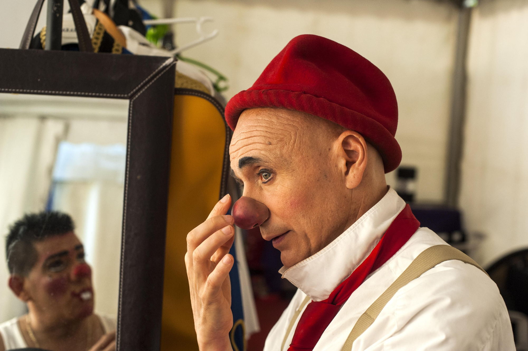 Pepe, payaso del circo Quimera, junto a Tom, su compañero de dúo reflejado en el espejo. | JOAQUÍN GÓMEZ SASTRE
