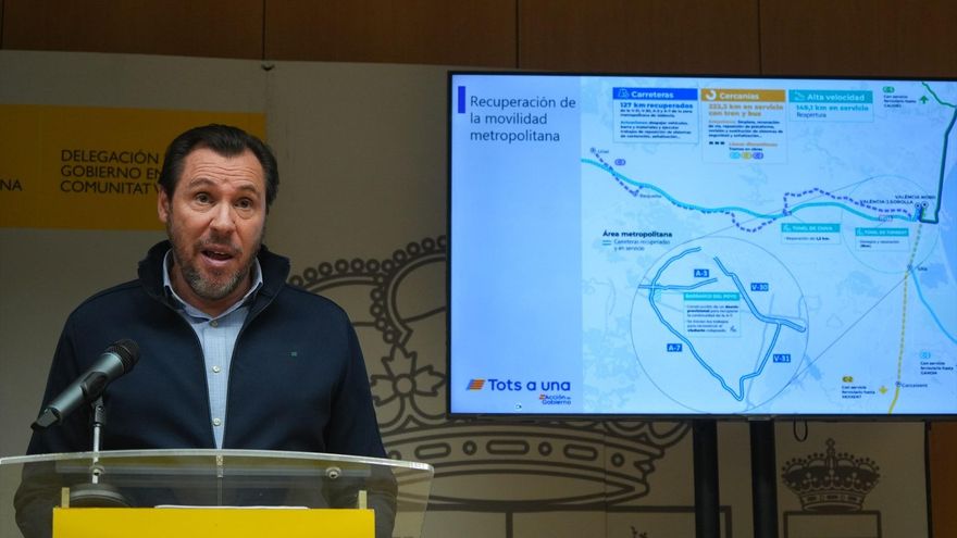 El ministro de Transportes y Movilidad Sostenible, Óscar Puente, ofrece una rueda de prensa en la sede de la Delegación del Gobierno en Valencia el 20 de noviembre de 2024.