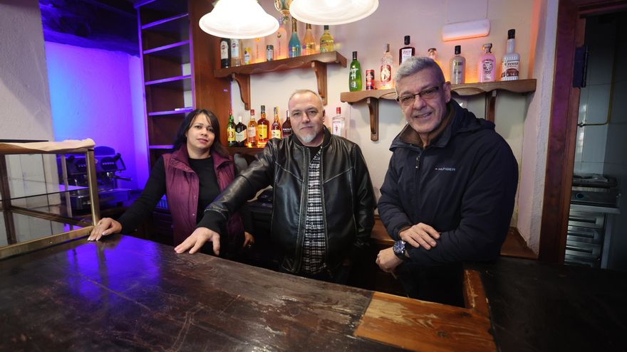 Tres madrileños dejan todo para llevar bar y casa rural del pequeño Monleón en Salamanca
