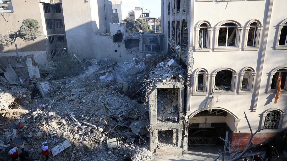 Los restos de la sinagoga bombardeada en el centro de Tehran, el 7 abril de 2026.