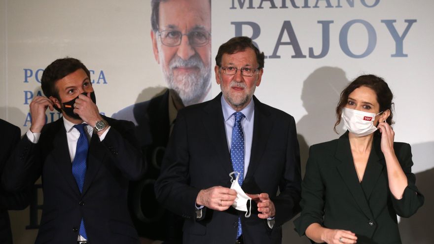 El líder del PP, Pablo Casado; el expresidente del Gobierno Mariano Rajoy; y la presidenta de la Comunidad de Madrid, Isabel Díaz Ayuso, en la presentación del libro de Rajoy.
