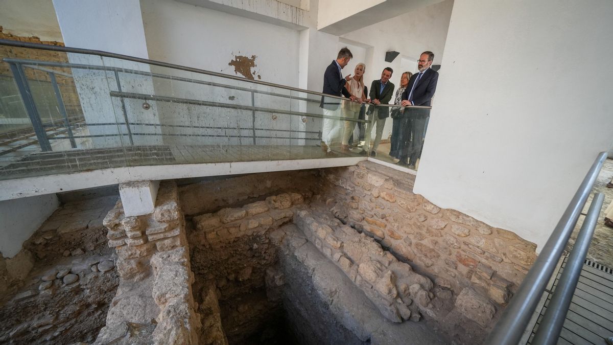 La consejera de Cultura y Deporte en funciones de la Junta, Patricia del Pozo, y el alcalde de Córdoba, José María Bellido, visitan las obras en el enclave monumental de la Sinagoga