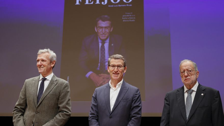 El presidente del PP, Alberto Núñez Feijóo (c), en la presentación del libro 'A propósito de Feijóo', de Xosé Luis Barreiro Rivas (d) en presencia del presidente de la Xunta, Alfonso Rueda, hoy viernes en Santiago de Compostela. EFE/Lavandeira jr