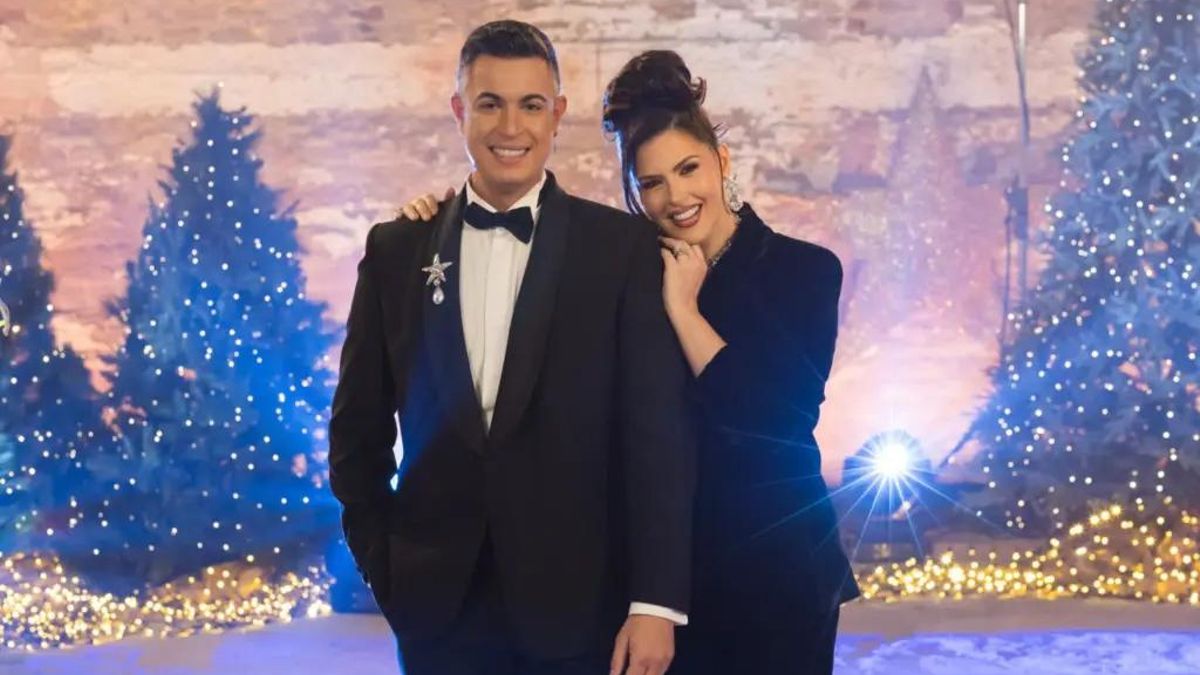 Elvis Sanfiel y Eloísa González, presentadores de las Campanadas de Televisión Canaria