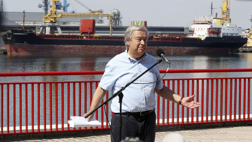 El secretario general de Naciones Unidas, António Guterres, habla este viernes a la prensa durante su visita al puerto de Odesa (Ucrania). EFE/EPA