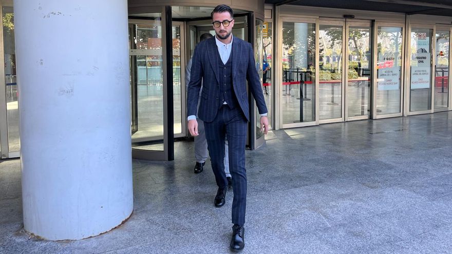 El futbolista Pablo Jara abandona la Ciudad de la Justicia de València tras el juicio por la presunta agresión sexual.