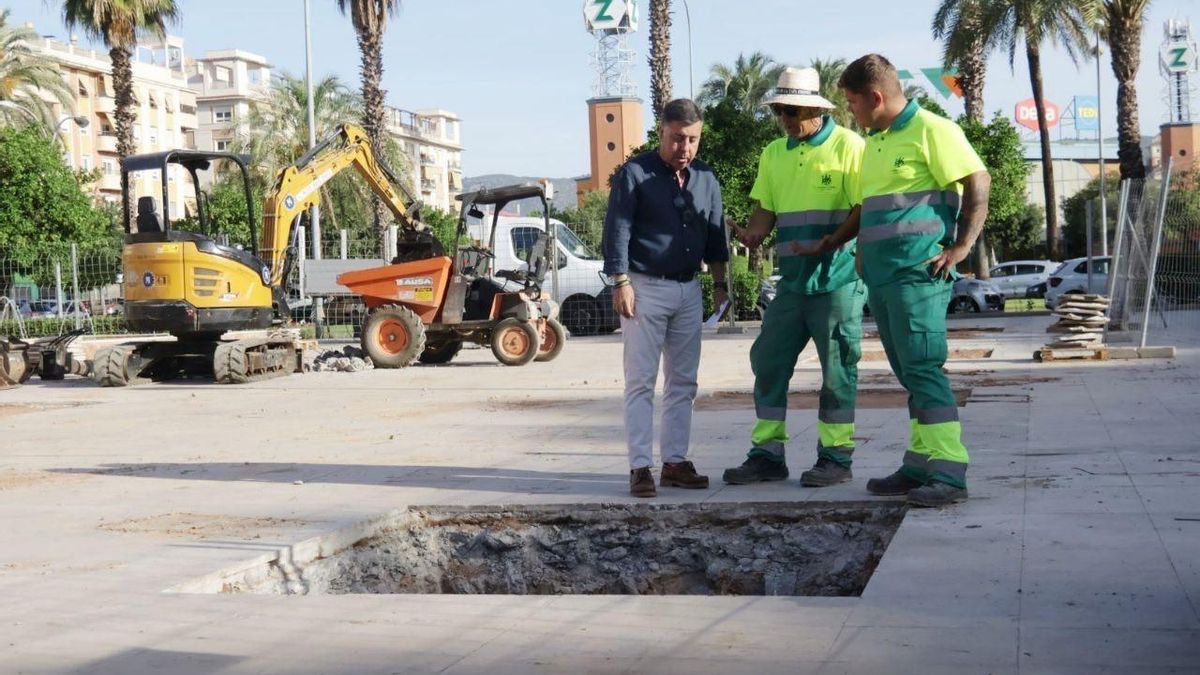 Alcorques para 22 árboles, cambio de bancos y de solería en el proyecto para la plaza Matías Prats