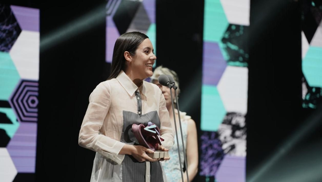 Valeria Castro en el momento de recoger los premios.