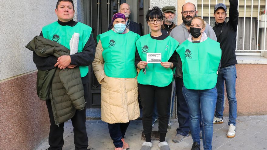 Los activistas de la PAH de Vallekas que arroparon este viernes a Carmen