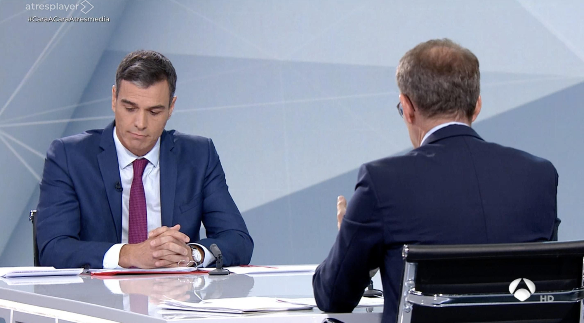 Sánchez y Feijóo, durante el debate televisado del lunes.