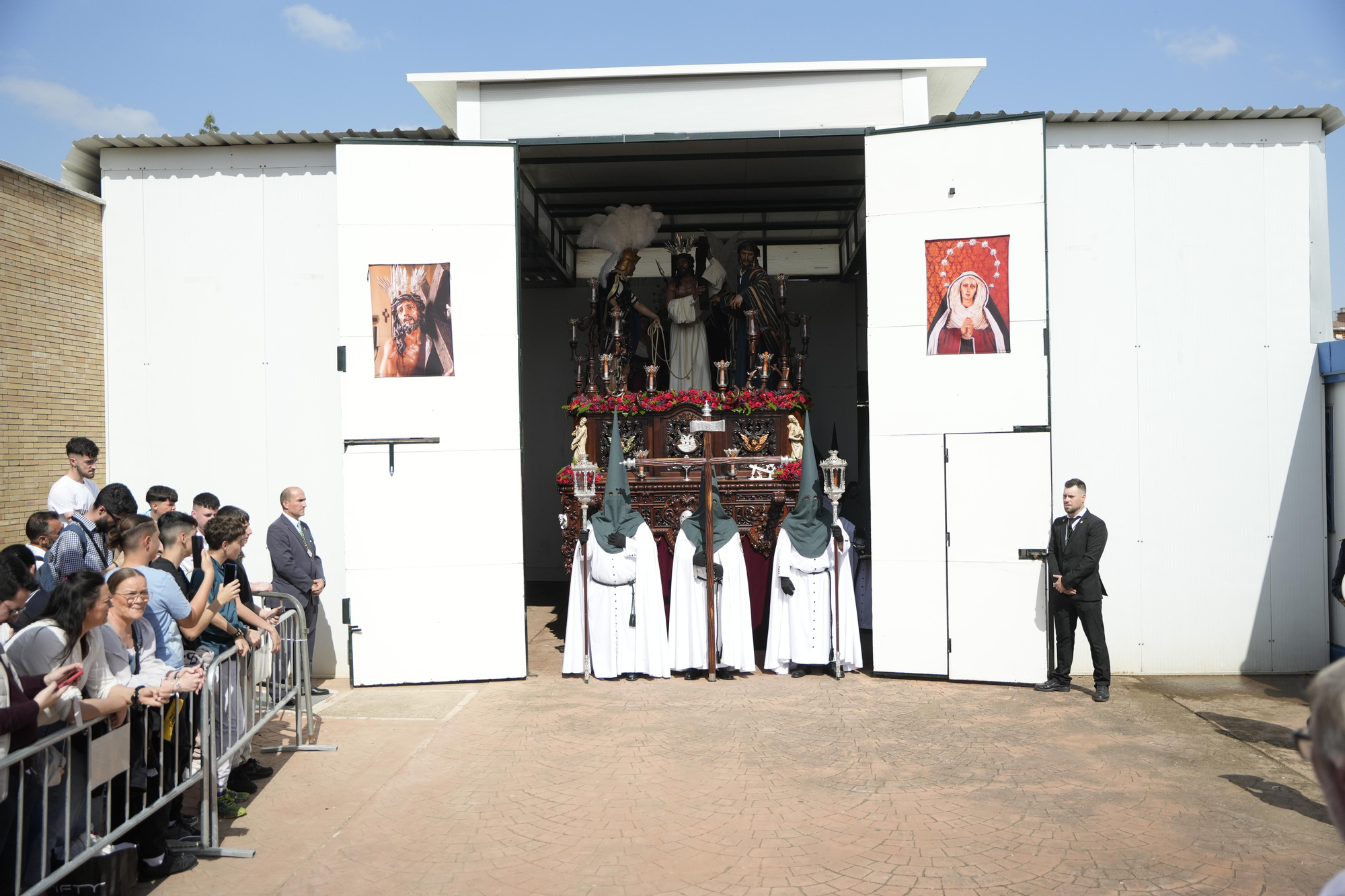 Día histórico en las Tres Mil Viviendas: primera salida procesional de la Hermandad de Bendición y Esperanza