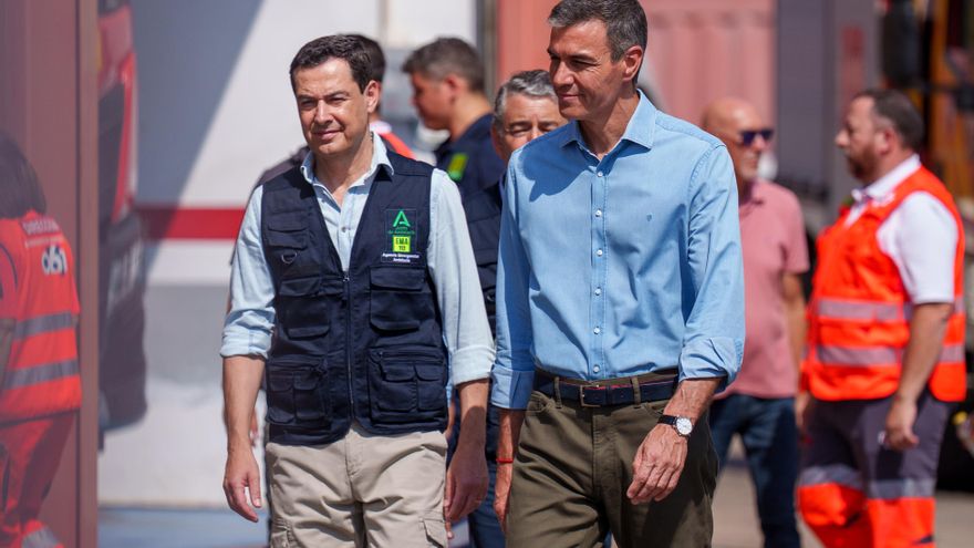El presidente del Gobierno, Pedro Sánchez (d), y el de la Junta de Andalucía, Juanma Moreno (i), durante una visita realizada al Puesto de Mando Avanzado del incendio forestal de los Gallardos (Almería)