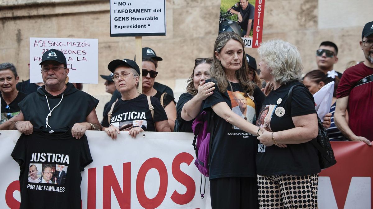 Rosa Álvarez (2d), presidenta de la Asociación de Víctimas Mortales de la DANA, participa en la concentración contra el expresident de la Generalitat Valenciana Carlos Mazón en València, este miércoles.