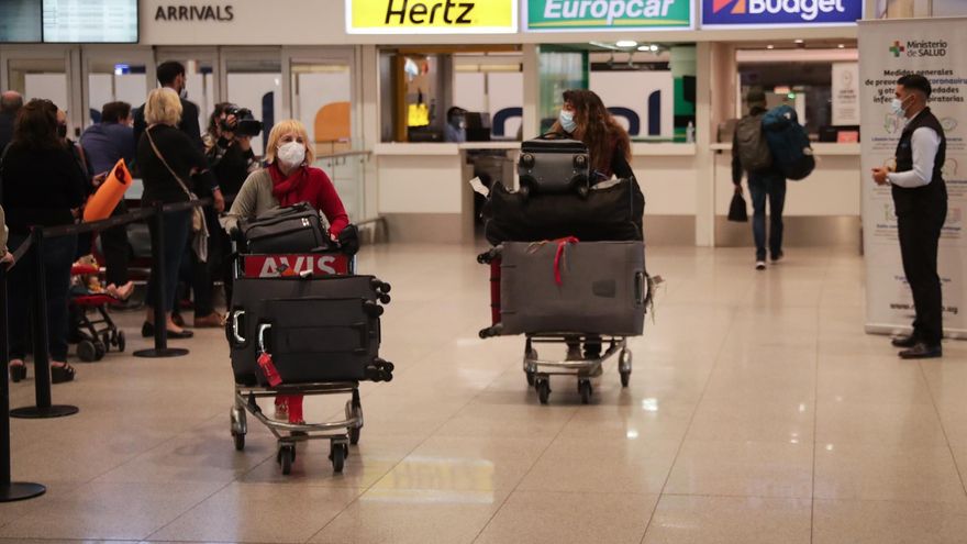 EFE Fuente: EFE Autor: Federico Anfitti Temática: Economía, negocios y finanzas » Turismo y tiempo libre Política » Gobierno Política » Organismos internacionales » Relaciones internacionales Viajeros arriban hoy al Aeropuerto Internacional de Carrasco, en Ciudad de la Costa (Uruguay).