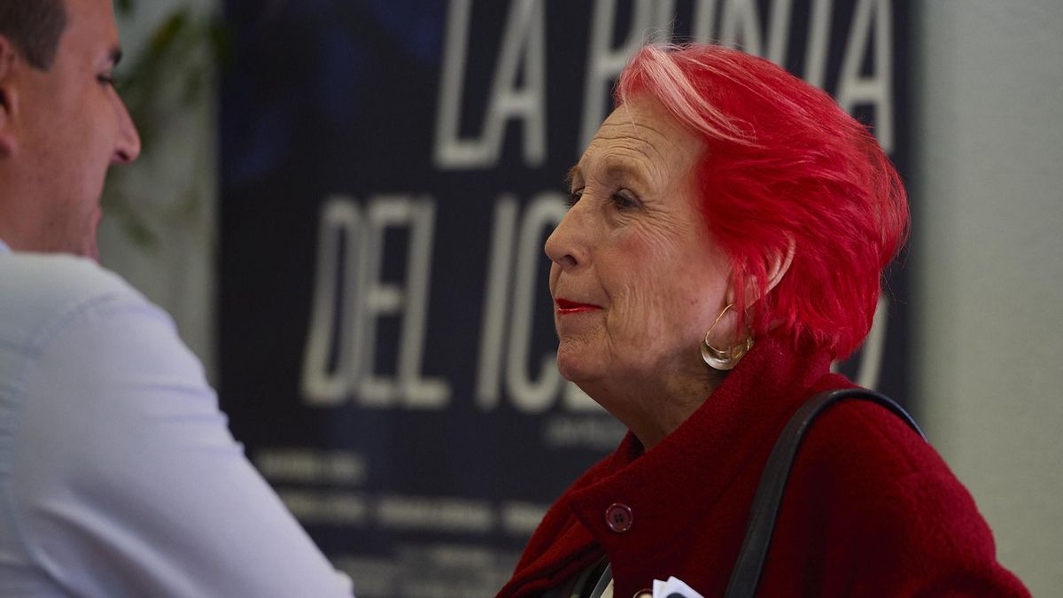 El director de elDiario.es Cantabria, Laro García, y la periodista Rosa María Calaf conversan.