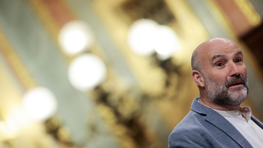 El diputado del BNG en el Congreso, Néstor Rego interviene en el debate previo a la segunda votación de la investidura del líder del Partido Popular y candidato presidencial, Alberto Núñez Feijóo, este viernes en el Congreso