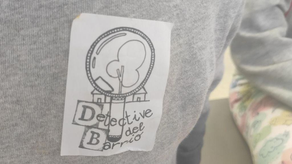 Los niños y niñas que acudieron con sus padres y abuelos lucían la insignia de "Detective del barrio"