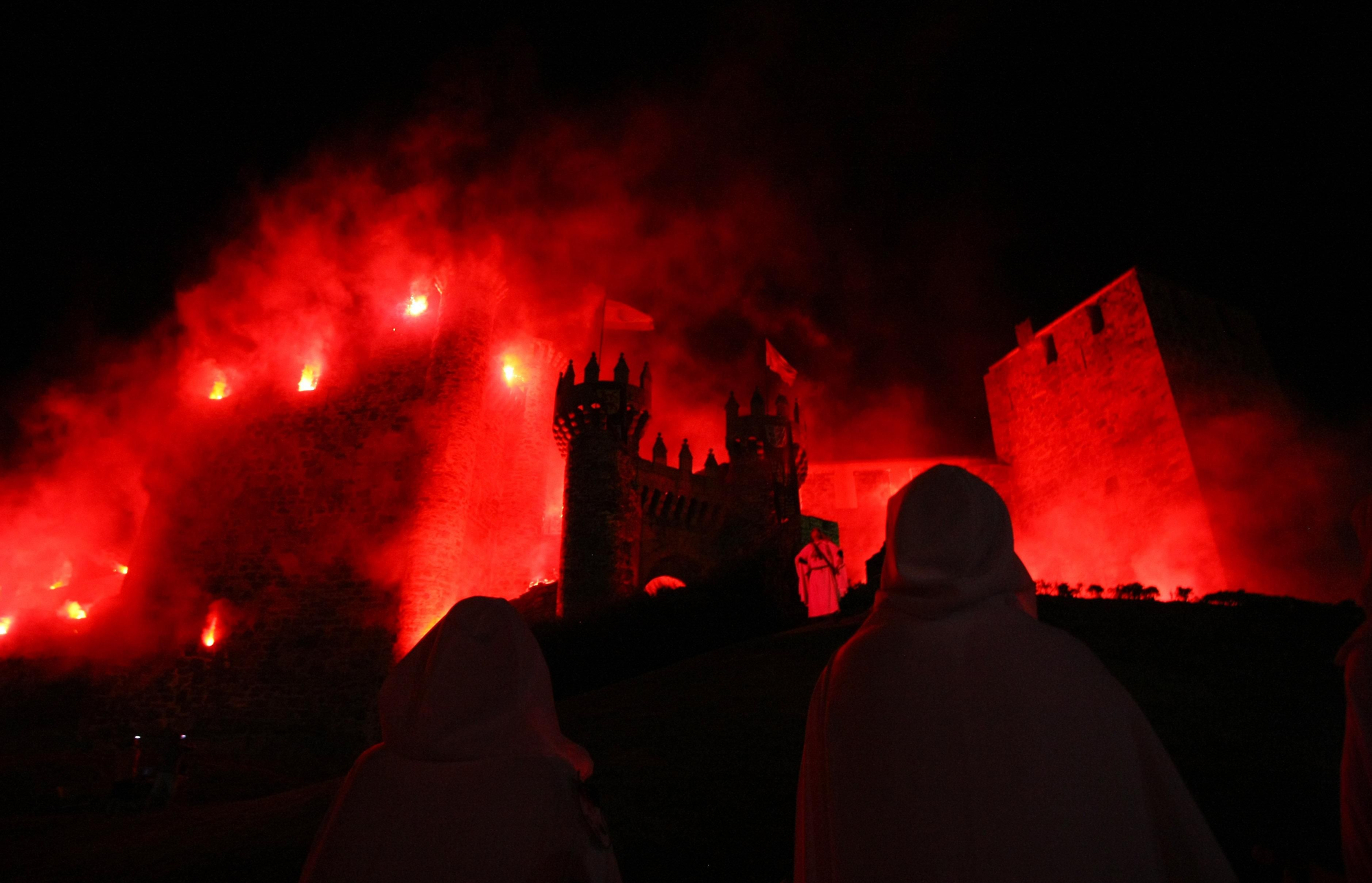 Desfile de la Noche Templaria de Ponferrada con el depósito del Arca y el Santo Grial en el castillo de los Templarios