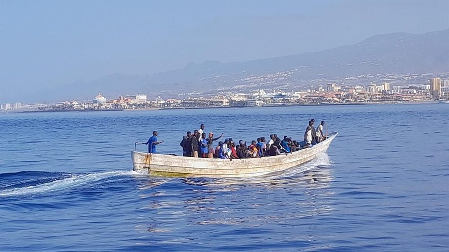 Salvamento Marítimo escolta hasta Tenerife a un cayuco con 40 personas avistado por un ferry de pasajeros