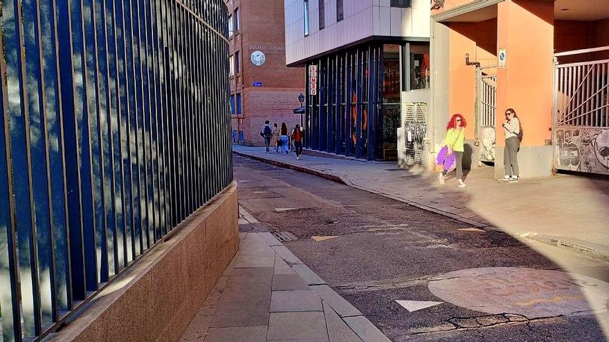 Fin a la acera de 30 centímetros junto a Fuencarral que estrecha el paso peatonal desde tiempos de Gallardón