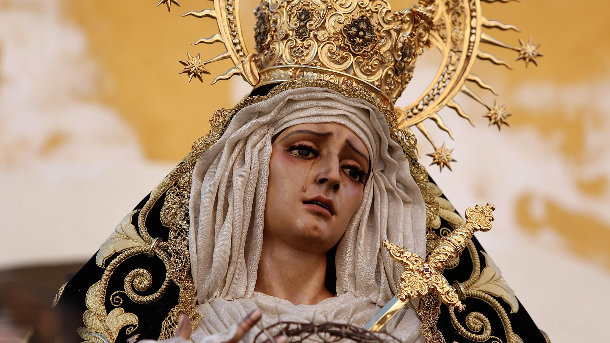 La procesión de la Hermandad de la Soledad, en imágenes