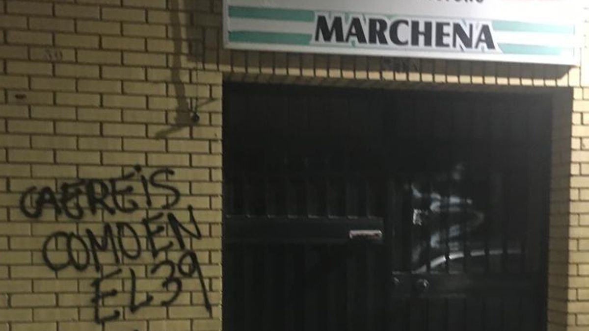 Imagen de la pintada ante la sede del PSOE de Marchena
