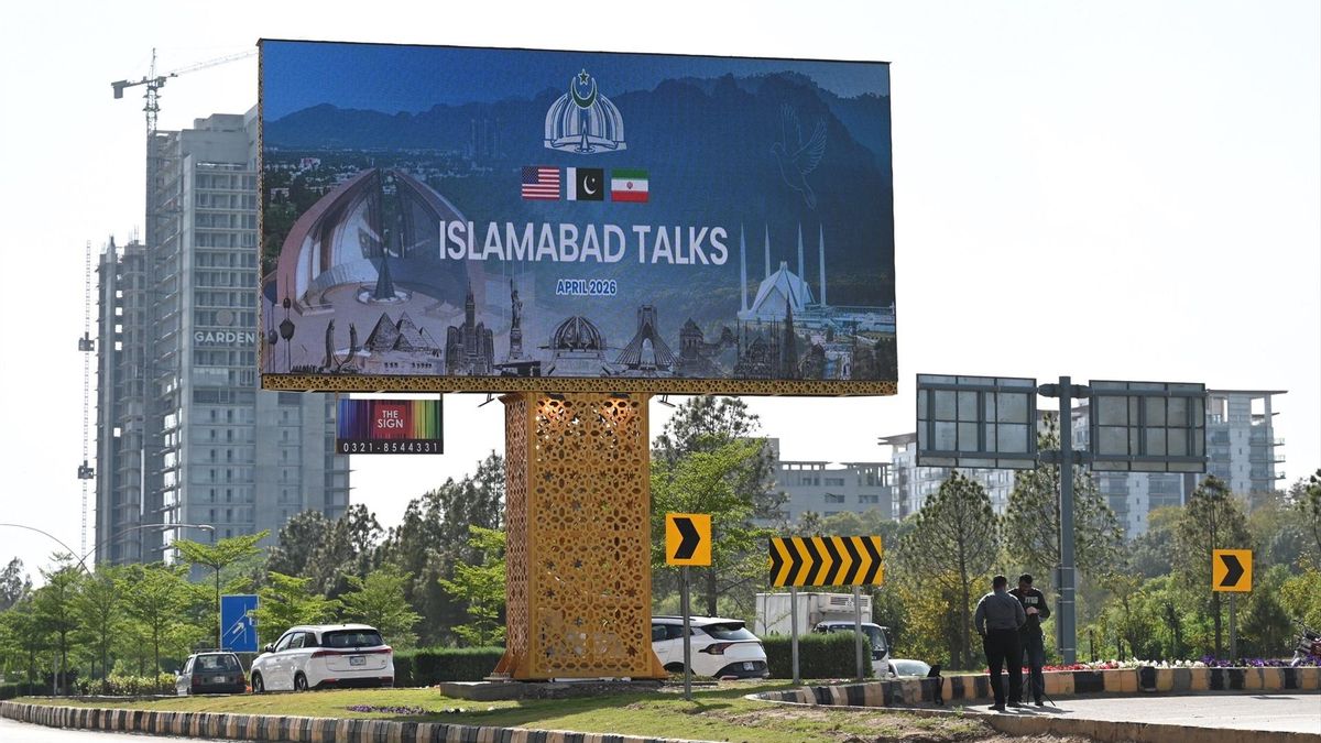 Un gran cartel anuncia las conversaciones entre EEUU e Irán en Islamabad, el 10 de abril de 2026.