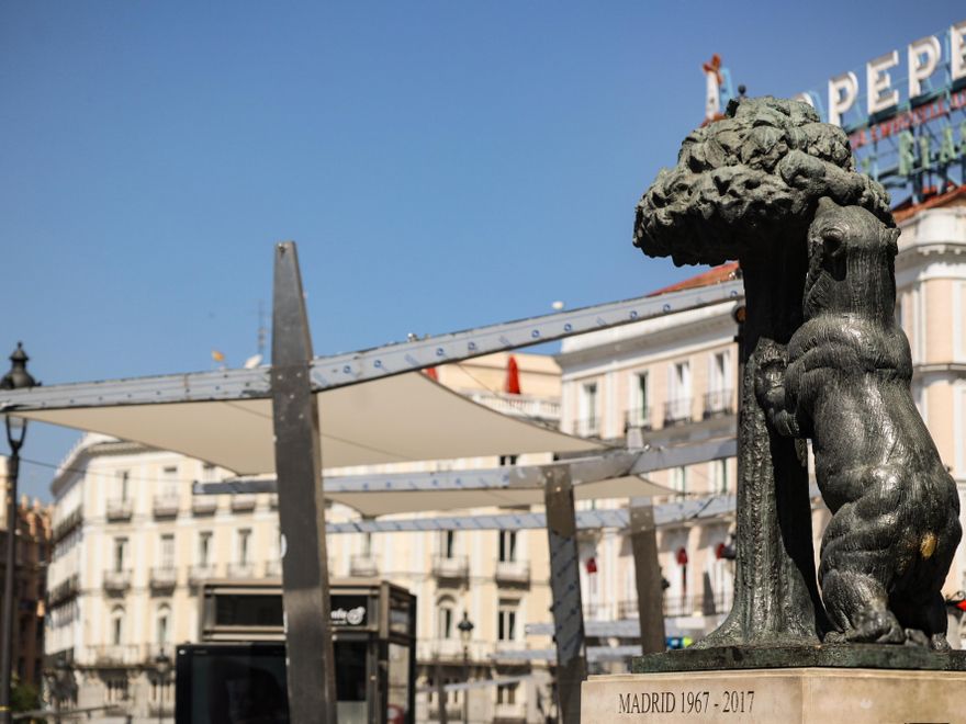 El oso y el madroño, junto a los toldos de Sol