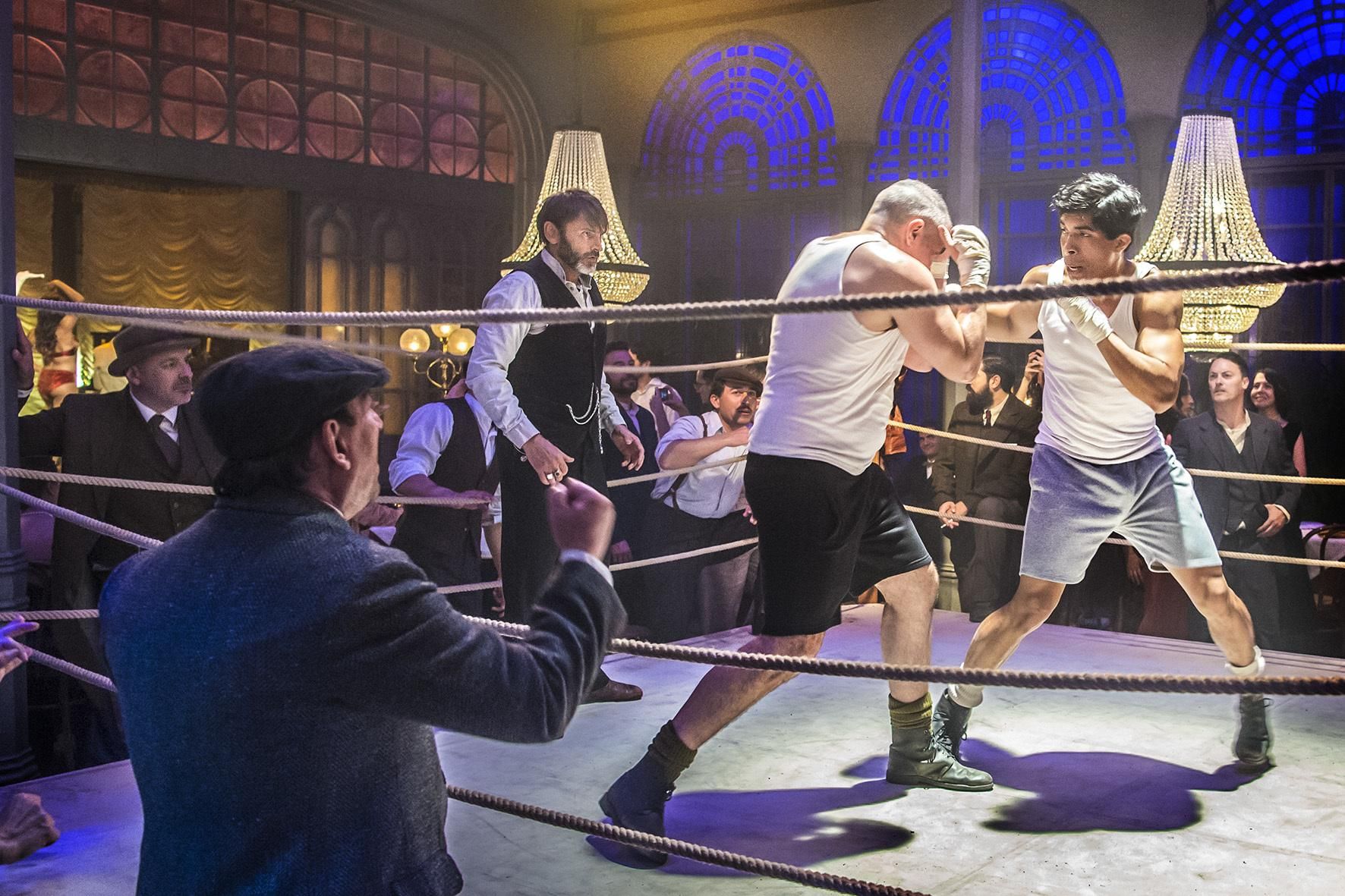 Visita al rodaje de El continental, la nueva serie de Álex García y Michelle Jenner en TVE