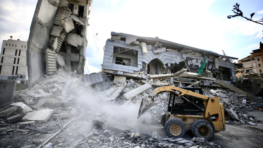 Retirada de escombros del edificio destruido de Jamaa Islamiya, un grupo aliado de Hamás y Hezbolá, tras ser blanco de un ataque aéreo israelí el 3 de marzo en la ciudad costera meridional de Sidón, Líbano.