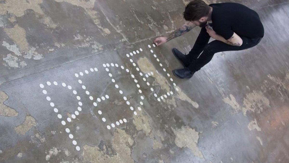 Abel Azcona, junto a su obra Pederastia