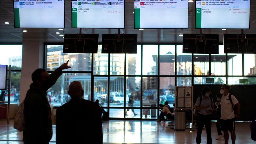Varios usuarios de Renfe esperan n el vestíbulo de la estación de Sants a que aparezca información sobre los horarios de los trenes, en una pantallas prácticamente vacías en el cuarto día de huelga de maquinistas. EFE/Marta Pérez