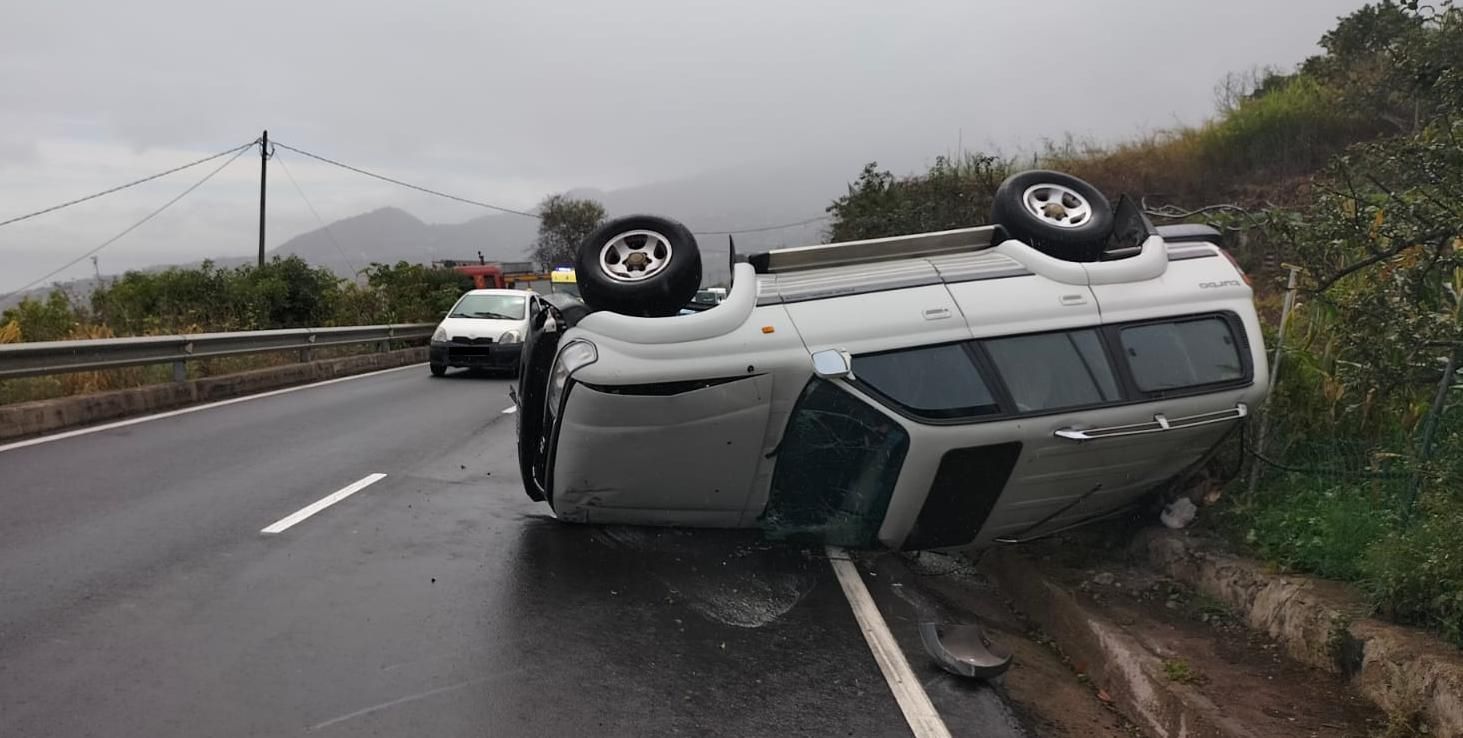 Accidente de tráfico en la carretera de La Cumbre. BOMBEROS LA PALMA