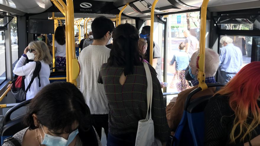 La paradoja del transporte público en Canarias: limitar el aforo para llevar los mismos pasajeros