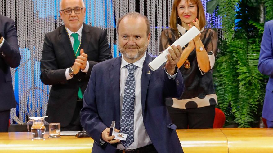 En la imagen, el hijo de Jane Millares, Michel Jorge Millares, en el momento de recoger la distinción