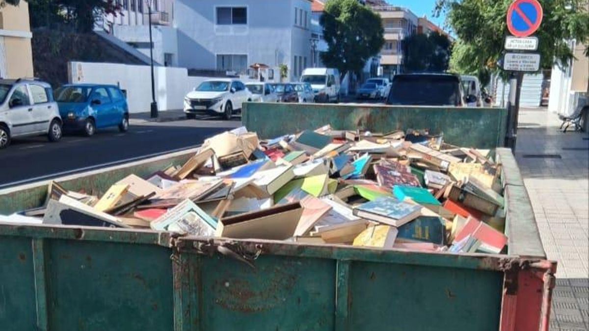 El PSOE de El Paso “lamenta que los libros retirados de la Biblioteca Municipal terminen en contenedores en lugar de buscarles una segunda vida”