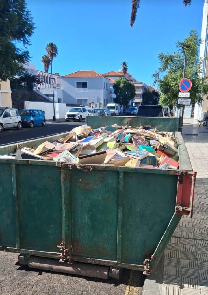 Contenedor lleno del libros (Imagen cedida por el PSOE de El Paso).
