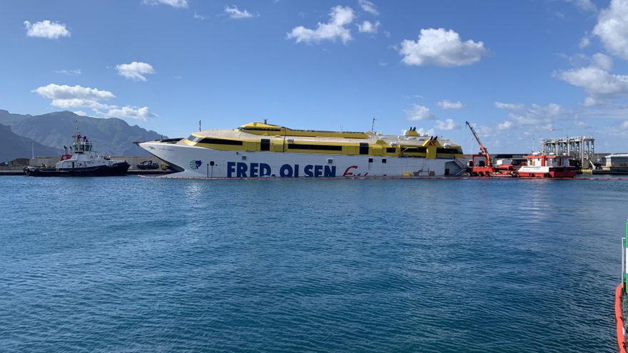 El Puerto de Agaete empieza a recuperar la normalidad tras días sin pesca y sin actividad al encallar un buque en sus aguas
