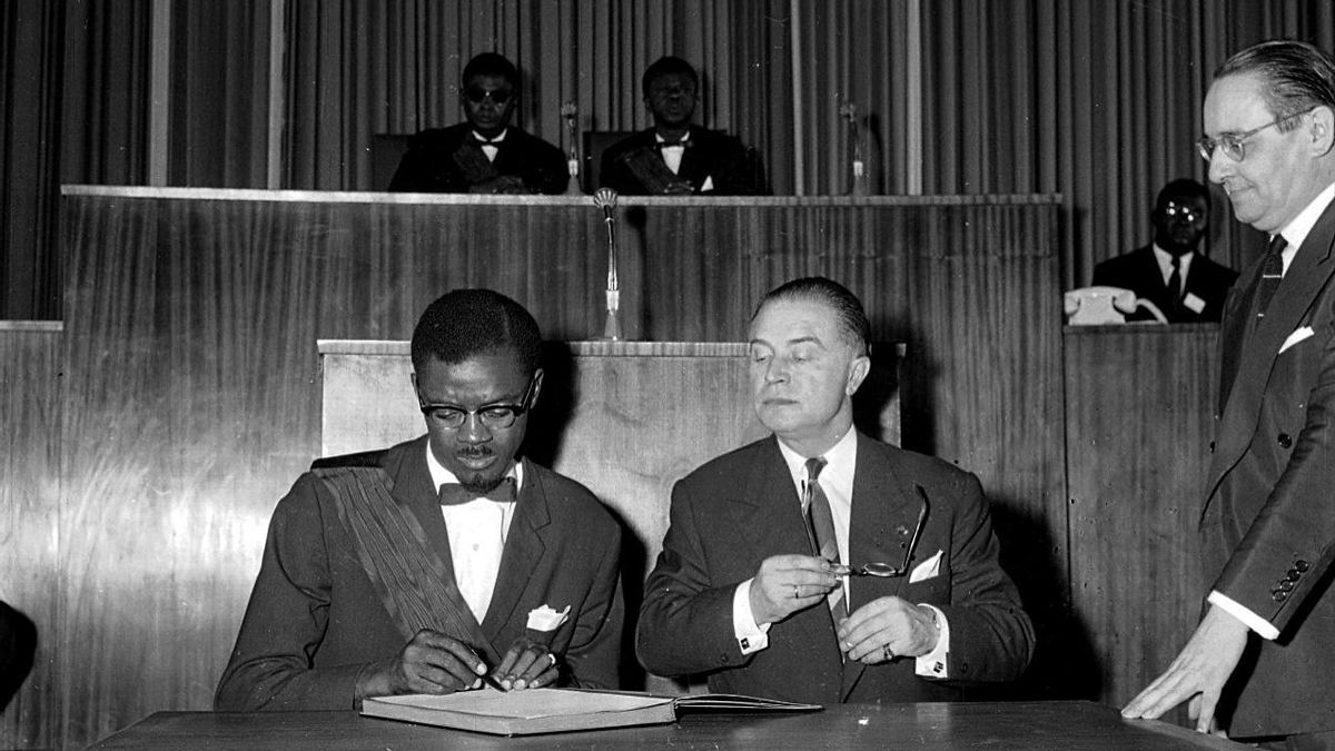 Patrice Lumumba firmando tras pronunciar un discurso en Leopoldville (Congo) el 30 de junio de 1960.