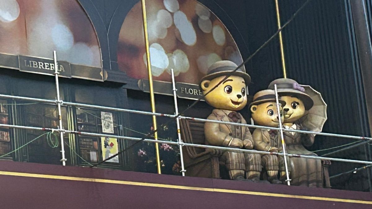 Detalle de una familia de osos que espera sentada la llegada del tren