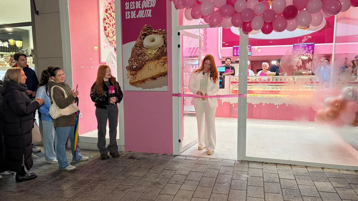 Momento de la inauración en Albacete. LAS TARTAS DE JULITA