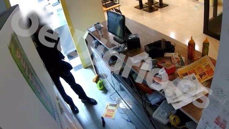 Una víctima de un robo en un local denuncia los comentarios racistas de dos policías: “Aquí vendrán moros y gente así. No sé si son humanos o no”