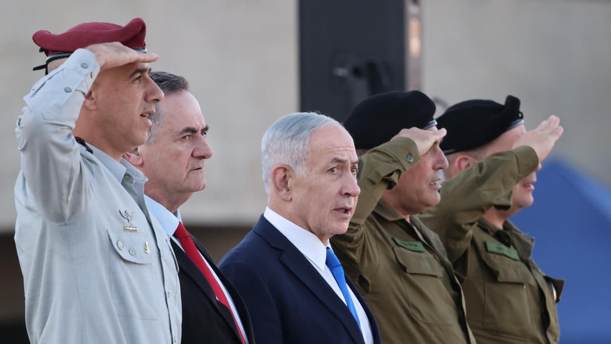 Benjamin Netanyahu junto al jefe del Estado Mayor, Eyal Zamir, y el ministro de Defensa, Israel Katz, en un acto en una base militar cerca de Mitzpe Ramon, en el sur de Israel.
