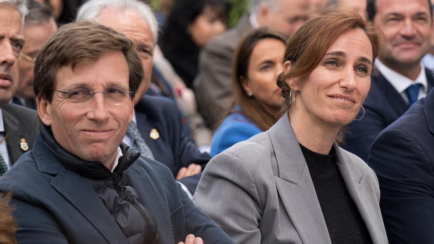 El alcalde de Madrid, José Luis Martínez-Almeida, y la ministra de Sanidad, Mónica García, durante un acto homenaje a los médicos y profesionales sanitarios en mayo de 2024.