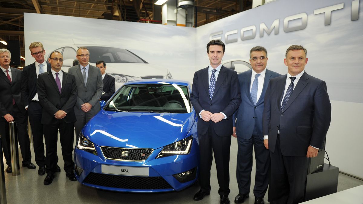 El ministro de Industria, durante una visita a la planta de Seat en Martorell en mayo de 2012. Foto: Seat